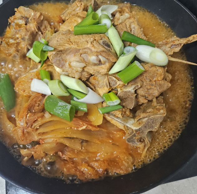 묵은지 감자탕 끓이는 법 돼지등뼈로 깊고 진한 집밥 레시피 공개